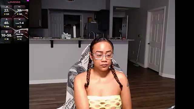 Snapshot of RylHoneyy chatting on June 11, 2026, 2:33 am RylHoneyy online show from June 11, 2026, 2:33 am
