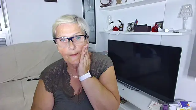 Snapshot of Selenna57 chatting on June 7, 2026, 4:45 pm Selenna57 online show from June 7, 2026, 4:45 pm