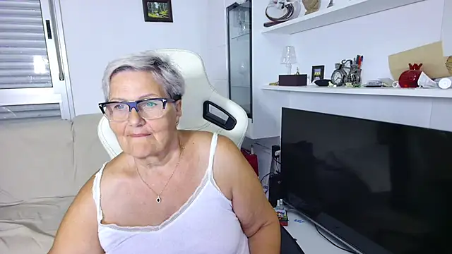 Snapshot of Selenna57 chatting on July 1, 2026, 5:24 pm Selenna57 online show from July 1, 2026, 5:24 pm