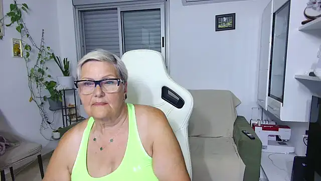 Snapshot of Selenna57 chatting on June 4, 2026, 5:17 pm Selenna57 online show from June 4, 2026, 5:17 pm