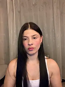 Estefani 32 online show from May 7, 2026, 5:49 pm