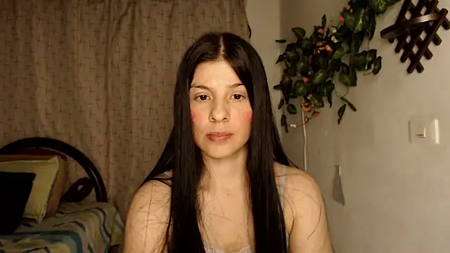 Snapshot of Estefani_32 chatting on October 27, 2025, 8:43 pm Estefani 32 online show from October 27, 2025, 8:43 pm