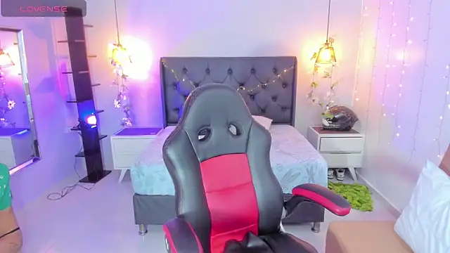 Snapshot of AMELIELEONE chatting on March 17, 2025, 12:25 pm AMELIELEONE online show from March 17, 2025, 12:25 pm