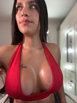 Snapshot of Emmily_19 chatting on November 7, 2025, 12:04 am Emmily 19 online show from November 7, 2025, 12:04 am