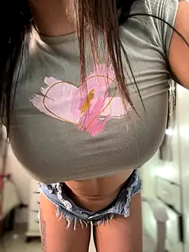 Snapshot of Emmily_19 chatting on November 5, 2025, 10:13 pm Emmily 19 online show from November 5, 2025, 10:13 pm