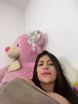 Snapshot of Emmily_19 chatting on March 18, 2025, 6:06 am Emmily 19 online show from March 18, 2025, 6:06 am