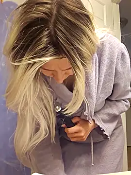 Snapshot of ScarletCallings420 chatting on April 5, 2026, 4:57 pm ScarletCallings420 online show from April 5, 2026, 4:57 pm