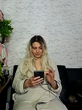 Snapshot of ScarletCallings420 chatting on April 16, 2026, 1:17 am ScarletCallings420 online show from April 16, 2026, 1:17 am