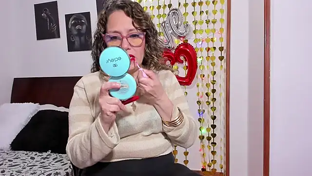 taylorhot70 online show from March 10, 2026, 2:37 am