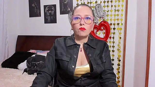 taylorhot70 online show from April 23, 2026, 2:29 am