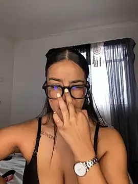 trianawhite online show from December 17, 2025, 4:23 pm