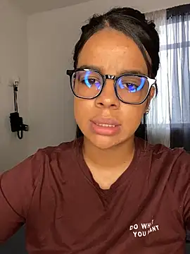 Snapshot of trianawhite chatting on December 10, 2024, 3:22 pm trianawhite online show from December 10, 2024, 3:22 pm