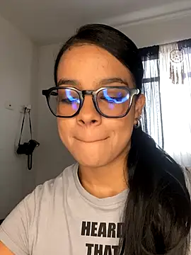 Snapshot of trianawhite chatting on September 13, 2025, 3:34 pm trianawhite online show from September 13, 2025, 3:34 pm