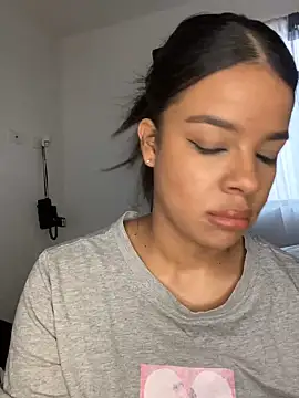 Snapshot of trianawhite chatting on December 16, 2024, 4:05 pm trianawhite online show from December 16, 2024, 4:05 pm