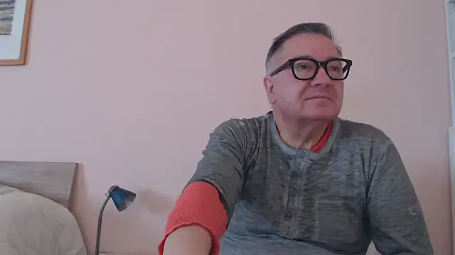 Snapshot of YOU6me chatting on December 2, 2025, 9:44 am YOU6me online show from December 2, 2025, 9:44 am