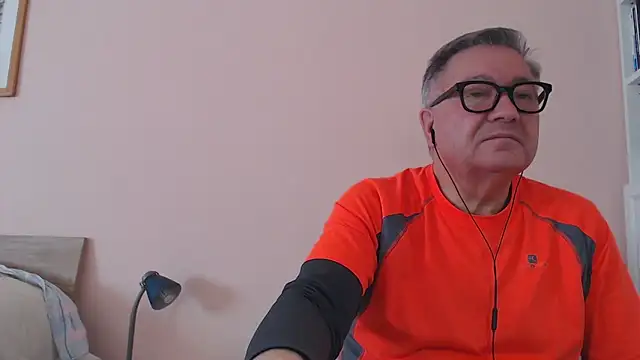 Snapshot of YOU6me chatting on December 15, 2025, 10:21 am YOU6me online show from December 15, 2025, 10:21 am