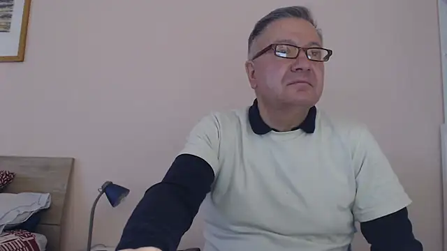 Snapshot of YOU6me chatting on November 9, 2025, 8:40 am YOU6me online show from November 9, 2025, 8:40 am