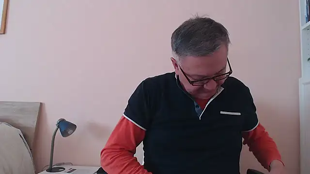 Snapshot of YOU6me chatting on November 22, 2025, 9:41 am YOU6me online show from November 22, 2025, 9:41 am