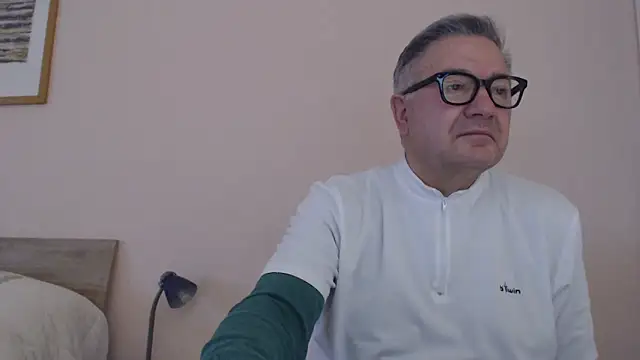 Snapshot of YOU6me chatting on December 4, 2025, 8:46 am YOU6me online show from December 4, 2025, 8:46 am