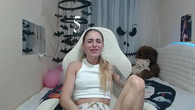 Snapshot of DeboraHorny chatting on November 8, 2025, 7:01 am DeboraHorny online show from November 8, 2025, 7:01 am