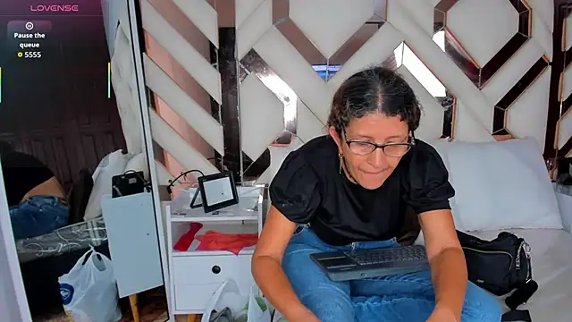 Keyla Milf online show from December 19, 2025, 3:10 am