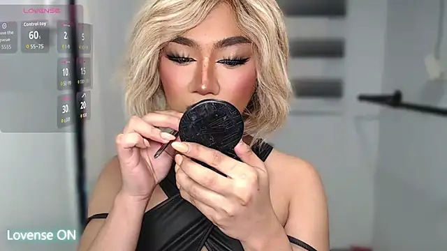 Snapshot of Local_Hoelyx chatting on October 11, 2025, 8:26 am Local Hoelyx online show from October 11, 2025, 8:26 am