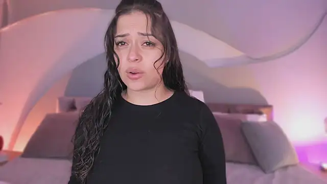 Nicolle W online show from November 29, 2025, 11:54 am