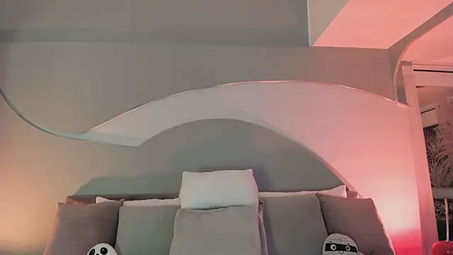 Nicolle W online show from October 24, 2025, 11:53 am