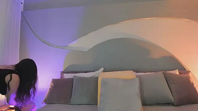 Nicolle W online show from November 1, 2025, 11:37 am