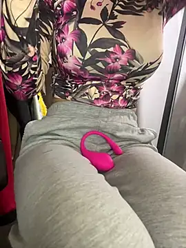 Snapshot of DulceMya6 chatting on January 3, 2025, 10:40 pm DulceMya6 online show from January 3, 2025, 10:40 pm