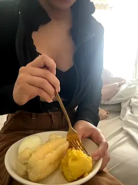 Snapshot of DulceMya6 chatting on November 3, 2025, 12:42 pm DulceMya6 online show from November 3, 2025, 12:42 pm