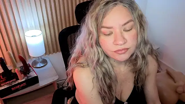 Snapshot of MarianL0ve chatting on November 13, 2025, 11:03 am MarianL0ve online show from November 13, 2025, 11:03 am