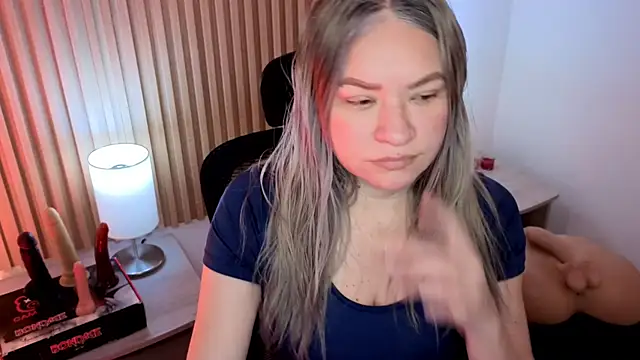 Snapshot of MarianL0ve chatting on November 8, 2025, 10:41 am MarianL0ve online show from November 8, 2025, 10:41 am