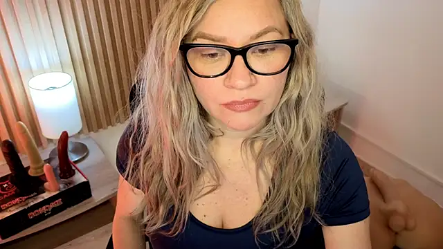 Snapshot of MarianL0ve chatting on November 21, 2025, 10:47 am MarianL0ve online show from November 21, 2025, 10:47 am