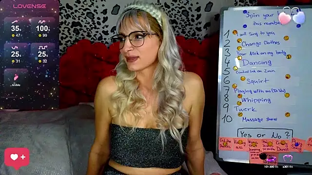 Snapshot of KittyMia chatting on February 7, 2025, 8:10 pm KittyMia online show from February 7, 2025, 8:10 pm