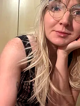 Snapshot of vanda26hot chatting on December 14, 2025, 5:13 am vanda26hot online show from December 14, 2025, 5:13 am