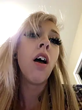 Snapshot of AmethystFoxx chatting on November 16, 2025, 10:35 pm AmethystFoxx online show from November 16, 2025, 10:35 pm