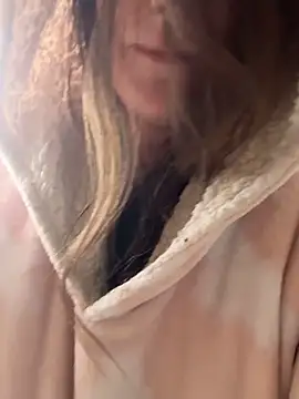 Snapshot of Mini_And_The_Bear chatting on February 18, 2026, 7:43 pm Mini And The Bear online show from February 18, 2026, 7:43 pm