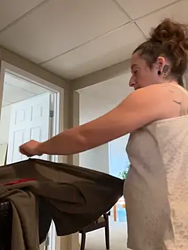 Snapshot of Mini_And_The_Bear chatting on February 12, 2026, 5:23 pm Mini And The Bear online show from February 12, 2026, 5:23 pm