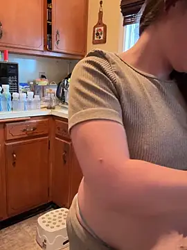 Snapshot of Mini_And_The_Bear chatting on February 1, 2026, 9:46 pm Mini And The Bear online show from February 1, 2026, 9:46 pm