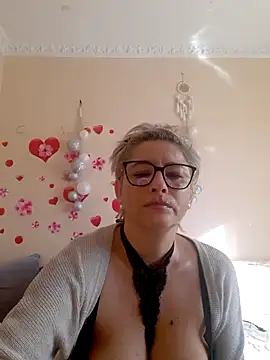 Snapshot of BellaBellaHot chatting on November 15, 2025, 9:24 am BellaBellaHot online show from November 15, 2025, 9:24 am