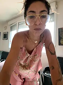 Snapshot of amanilouve chatting on November 14, 2025, 9:46 am amanilouve online show from November 14, 2025, 9:46 am