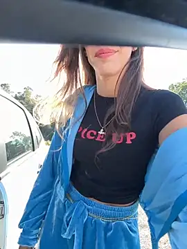 Snapshot of amanilouve chatting on December 17, 2025, 10:42 am amanilouve online show from December 17, 2025, 10:42 am