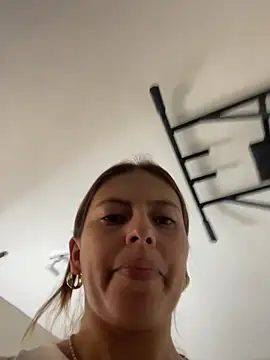 Snapshot of ROSE__15 chatting on November 3, 2025, 8:01 pm ROSE 15 online show from November 3, 2025, 8:01 pm