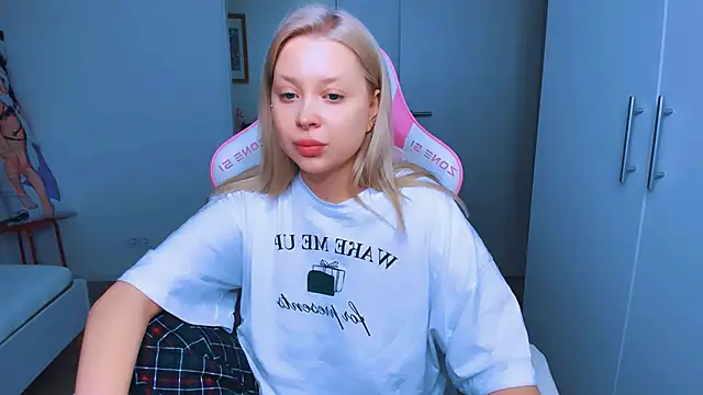 MonaLauu online show from December 5, 2024, 9:44 am