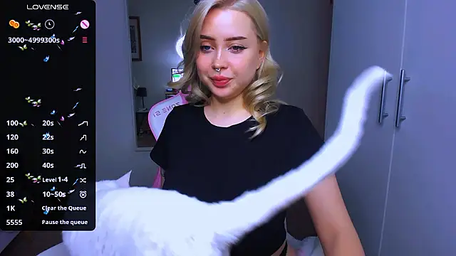 MonaLauu online show from December 7, 2024, 6:21 pm