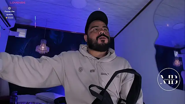 Snapshot of MichaelBear_ chatting on November 5, 2025, 1:25 pm MichaelBear online show from November 5, 2025, 1:25 pm