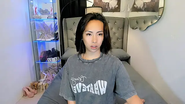 Snapshot of reighnempress chatting on February 18, 2026, 12:52 am reighnempress online show from February 18, 2026, 12:52 am