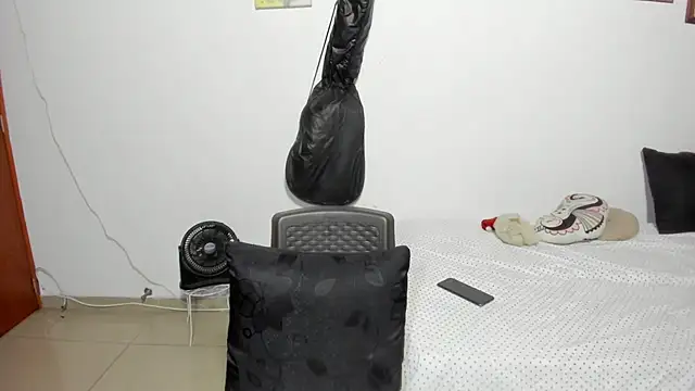 Snapshot of D-yanamilf chatting on September 14, 2025, 11:38 pm D-yanamilf online show from September 14, 2025, 11:38 pm