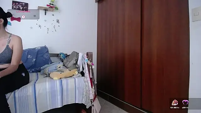 Snapshot of Moon_lunita chatting on September 9, 2025, 5:00 pm Moon lunita online show from September 9, 2025, 5:00 pm